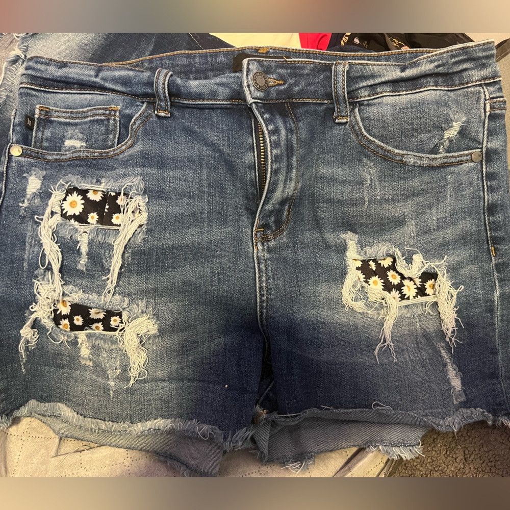 Judy blue peek-a-boo daisy shorts